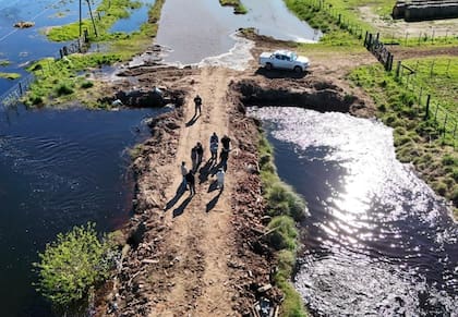 El intendente también se refirió al estado de los caminos rurales, tras un año climático muy adverso, donde las lluvias generaron una inundación en el partido de más de 200.000 hectáreas, casi el 50% del partido
