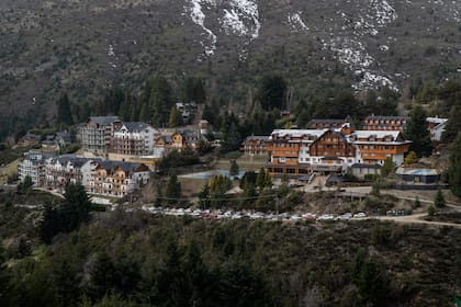 El intendente Walter Cortés y CASPA (empresa concesionaria del centro invernal) quieren privatizar parte de la Villa Catedral, zona comercial y hotelera.