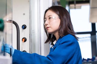 Cómo una quemadura de sol inspiró a una profesora de química a desarrollar una nueva manera de almacenar energía