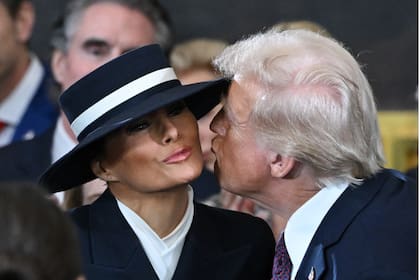 El intento de beso fallido de Donald Trump a Melania
