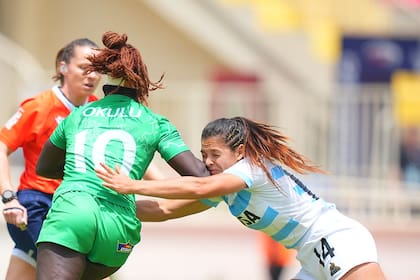 El intento de tackle de Malena Noemí Díaz ante Kenia