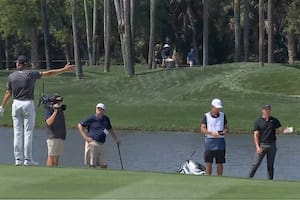 McIlroy hizo diez birdies, cayó dos veces al agua, discutió con dos compañeros y lidera The Players