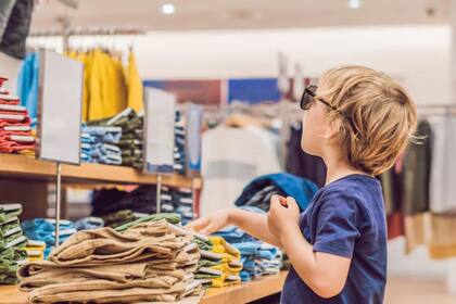 El intercambio entre un niño y una vendedora que ropa que se hizo viral