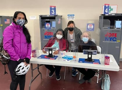 El interesado debe estar dispuesto a viajar dentro del distrito para ser asignado a un sitio de votación