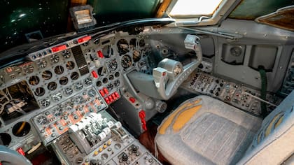El interior actual de los controles del Lockheed 1329
