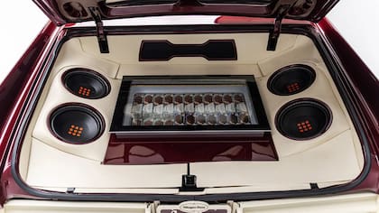 El interior adoptaron los tonos borgoña y crema característicos de la marca