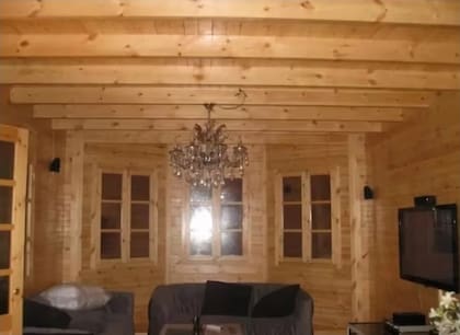 El interior cuenta con una sala amplia, cocina integrada y grandes ventanas