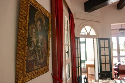 El interior de El Potrerillo es también casi un museo con muebles de la época del Virreinato y obras de arte originales del Alto Perú o españolas.