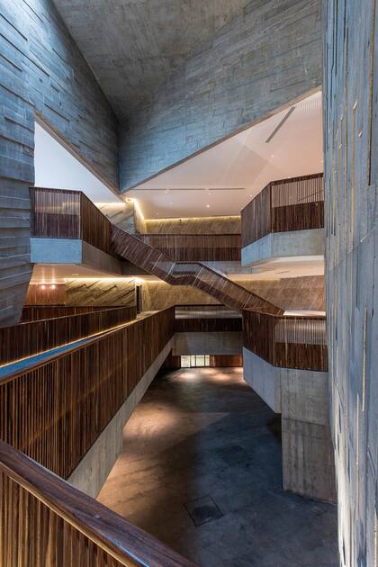 El interior de Foro Boca es fluido. Hay un tema que tiene que ver con el mar, también con la música, las pausas, los silencios, el recorrido y el movimiento", cuenta Rojkind.