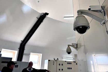 El interior de la base de la antena