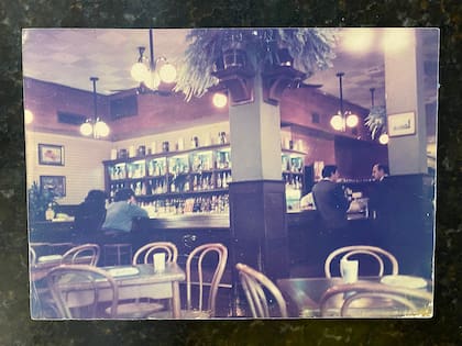 El interior de La Biela a principios de los 90 y antes de las reformas