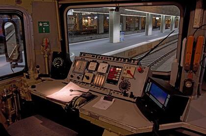 El interior de la cabina de un tren sueco; la computadora de a bordo corre Windows 95