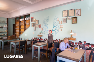 El interior de la cafetería mantiene la antigua boiserie de la farmacia mezclada con objetos de anticuarios y una pared con reminiscencias de los años 60