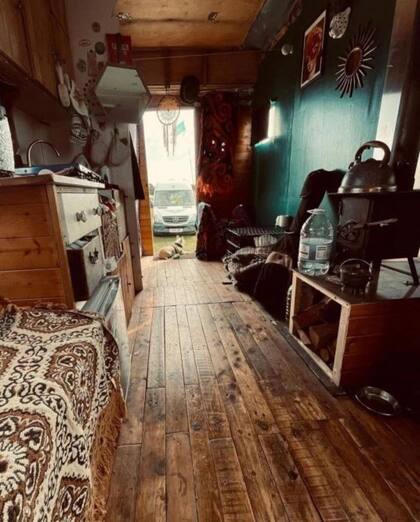 El interior de la camioneta fue arreglado por la joven pareja que vive junto a su perro.