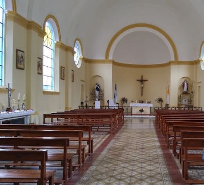 El interior de la capilla después de la restauración, donde se celebran misas los cuartos domingos de cada mes