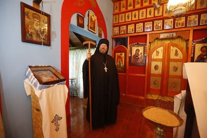 El interior de la capilla está lleno de íconos