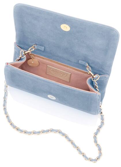 El interior de la cartera que vale 400 euros, con cadena para colgar del hombro.