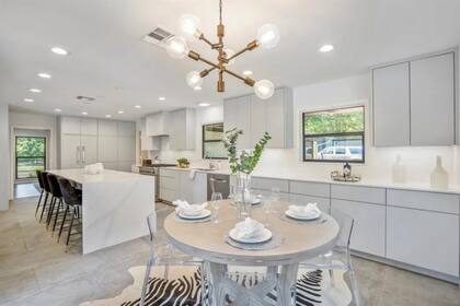 El interior de la casa cuenta con cuatro dormitorios, una sala de juegos moderna y una cocina equipada con tecnología de última generación