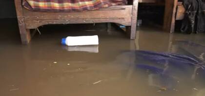 El interior de la casa de Salma, una de las vecinas santafesinas damnificadas por las inundaciones