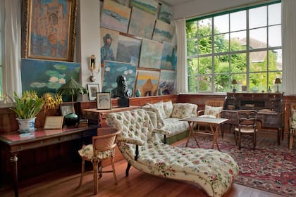 El interior de la casa en un amnbiente que es living y escritorio
