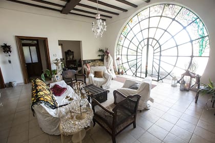 El interior de la casa es sobrio pero amplio, con once dependencias, baños y una cocina abierta al parque trasero