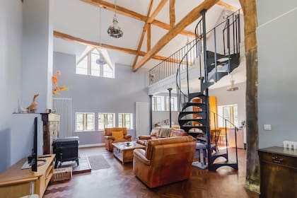 El interior de la casa para huéspedes cuenta con dos o tres dormitorios de alrededor de 186 metros cuadrados. El actual propietario modernizó el espacio para crear una vivienda inteligente, ideal para invitados, con su propio jardín cerrado.