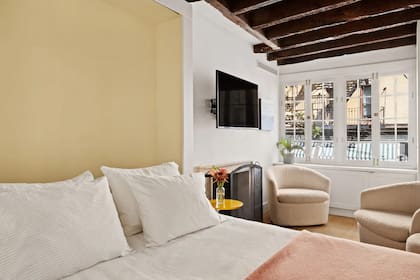 El interior de la casa tiene un diseño abierto y en las habitaciones entran camas queen