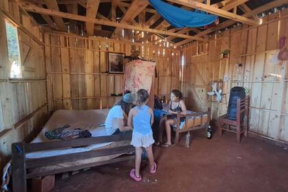 El interior de la casilla nueva que la municipalidad le construyó a Patricia para que pudiera vivir con sus hijos