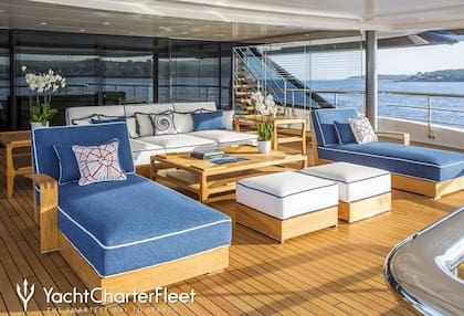 El interior de la embarcación tiene distintos espacios para que los huéspedes se relajen en una tarde de verano