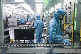 Autos eléctricos: visita al frenético mundo de las fábricas chinas de baterías