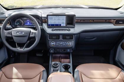 El interior de la Ford Maverick Lariat es muy amplio y tiene buen equipamiento