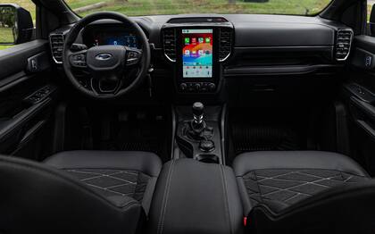 El interior de la Ford Ranger Black, que figura en $64.709.500 este mes