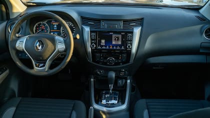 El interior de la gama no sufrió modificaciones a excepción de la incorporación de cargador inalámbrico para la versión Iconic