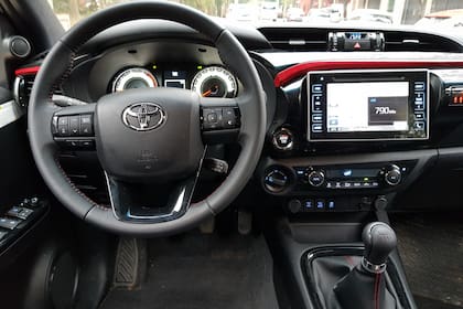 El interior de la Hilux GR Sport es igual al de la SRX, pero con detalles y apliques en rojo