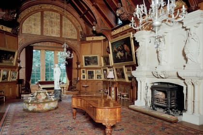 El interior de la Hospitalfield House, con arquitectura gótica y decoración de época