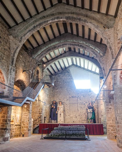 El interior de la iglesia de San Salvador funciona actualmente como centro cultural y espacio de exposiciones