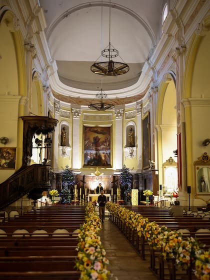 El interior de la iglesia Notre-Dame de l'Assomption, en Saint-Tropez, decorado con flores, preparado para el funeral de Brigitte Bardot (Photo by Arnold Jerocki/Getty Images)
