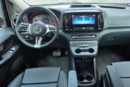 El interior de la Mercedes-Benz Vito luce tecnológico