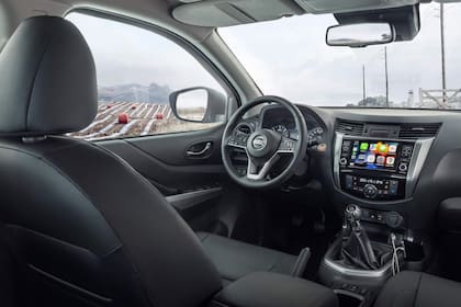 El interior de la nueva Nissan Frontier ahora luce más moderno y cómodo