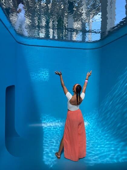 El interior de la Pileta (1999) de Leandro Erlich, en su muestra Liminal en el PAMM