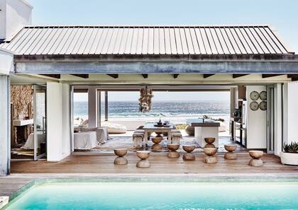 El interior de la pileta está pintado en off-white, para que el agua adquiera una tonalidad parecida a la del mar, a sólo unos metros.