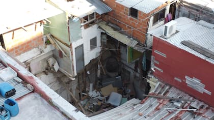 El interior de la vivienda ubicada en Rivadavia 8758, en Floresta, que colapsó y provocó la muerte de dos personas 