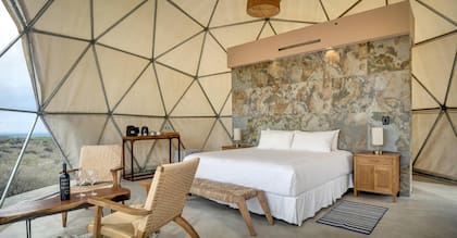 El interior de los confortables domos en Alpasión, tierra de viñedos. Gentileza Alpasión.