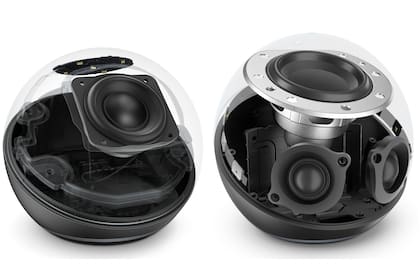 El interior de los parlantes Echo Dot y Echo, con las bocinas y micrófonos; el Echo Dot tiene una altura de 89 mm mientras que el Echo tiene una altura de 132 mm; el ancho es entre 11 y 12 mm mayor