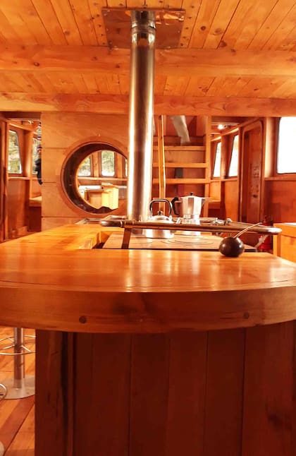 El interior de Paz Austral, el lodge flotante comandado por Noel.