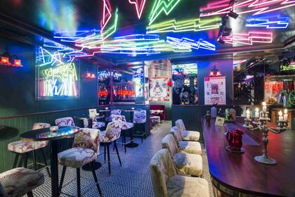 El interior de Salmón Gurú integra luces de neón en las paredes y su techo, un diseño que remite a la tradicional imagen de la Gran Vía madrileña