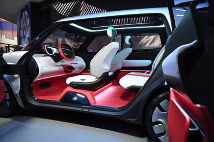 El interior de un auto conceptual Fiat Centoventi en la feria CES 2020
