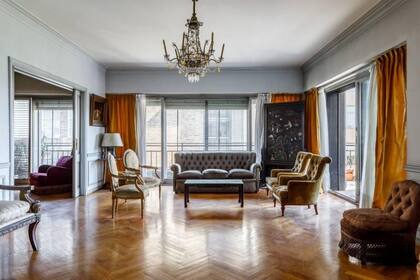 El interior de un departamento de 9 ambientes ubicado en la avenida Del Libertador y Tagle publicado en Zona Prop (Inmobiliaria: Miranda Bosch)