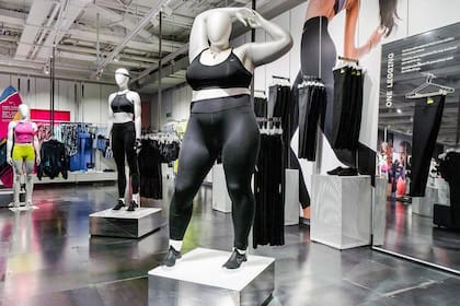 El interior de un local de Nike con maniquíes de talla grande