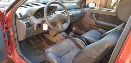 El interior de un Renault Clio de 1996, con una particularidad: lleva el logo de Apple en su exterior y se vendía con una notebook y un celular con acceso a internet